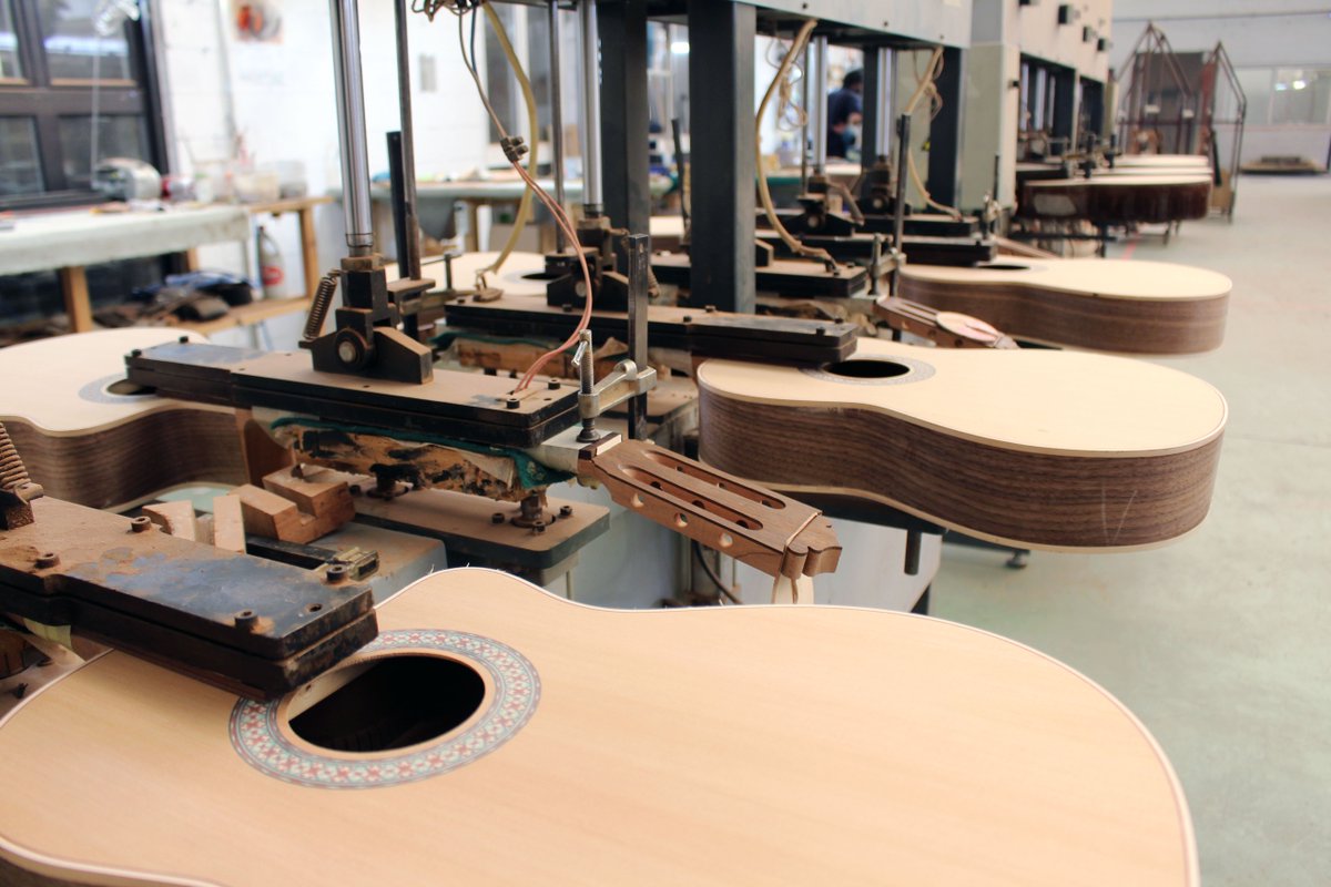 Artesanía y experiencia #luthier #handcrafted #hechoenespaña #mrguitars #guitarras #hechoamano