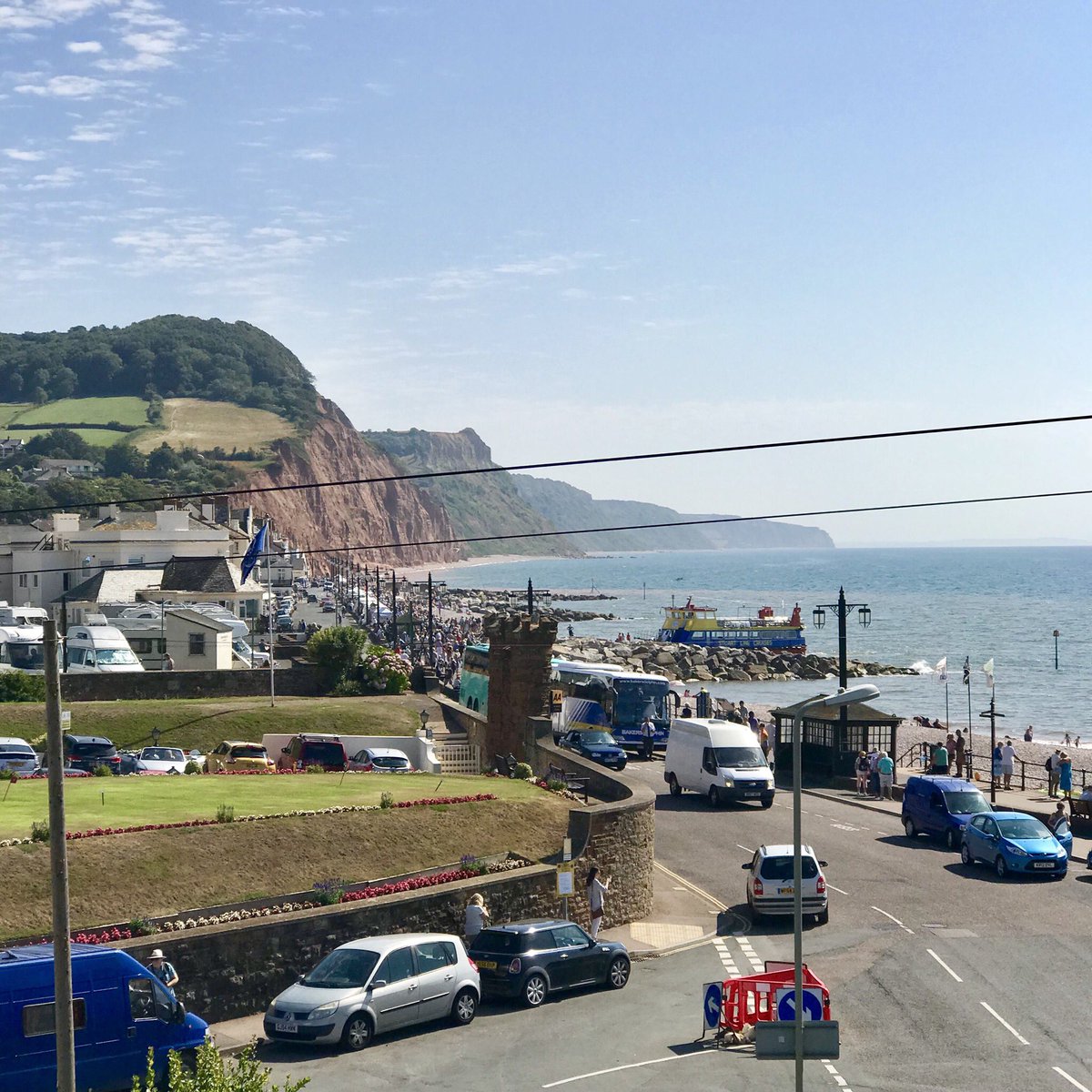 Victoriabrends's tweet image. Sunny Sunday ☀️ all the stalls are set up on the Esplanade for Folk Week. There is something for everyone #FolkWeek #VictoriaVisions