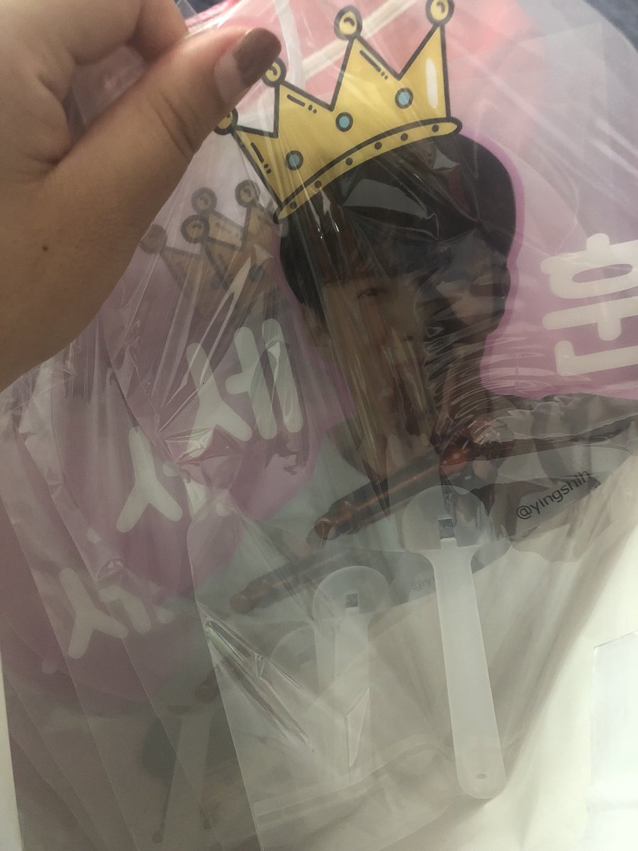 YingShlh's tweet photo. วันนี้ถ้าเดินโฉบไปที่ลาน จะเอาไปแจกเก้อ 20 อัน ถือว่าแจกครบรอง4ปี เลยทีเดียว
#NatureRepublicxEXO
#4yearsbeingEXOL #4yrswithEXOL https://t.co/QdSJ2LfghP