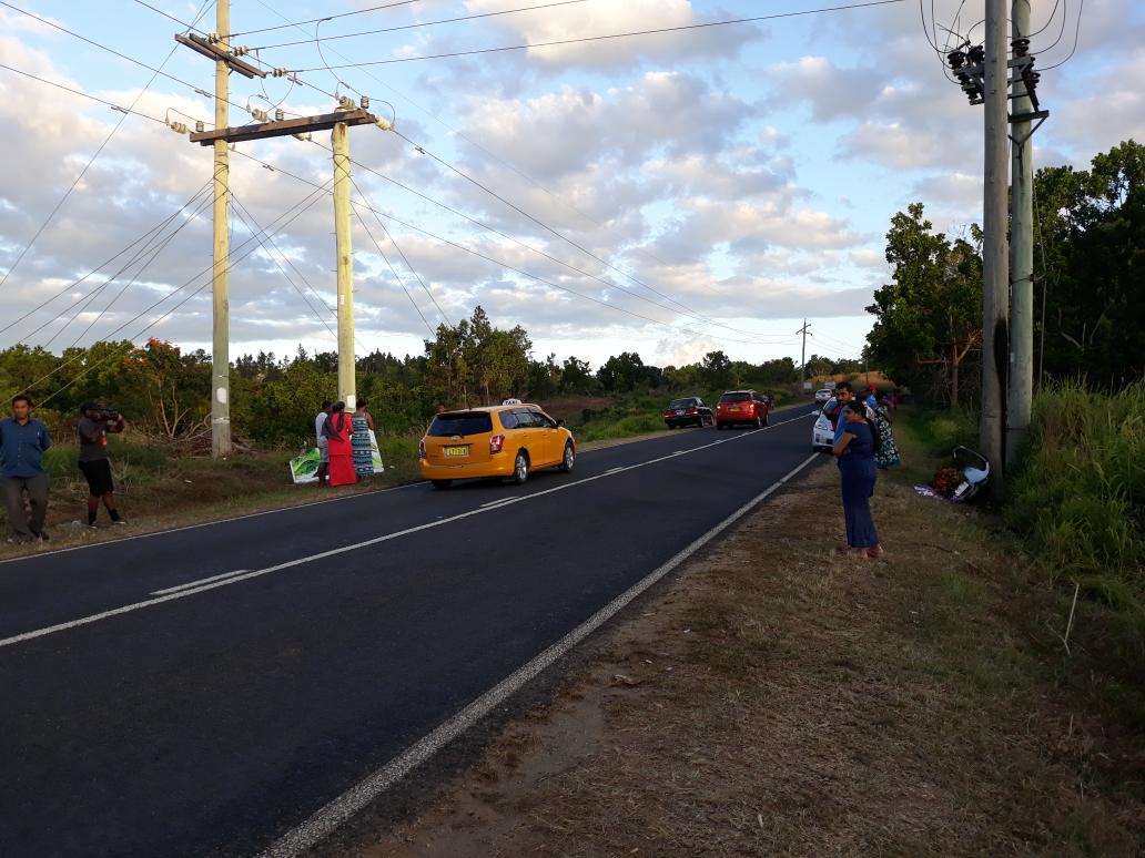 Naikasof's tweet photo. A number of Fijians continue to pay their respects where the horrific road accident in Nabou occurred which claimed 6 lives. #Fiji #RIP https://t.co/bou9vgKOKf