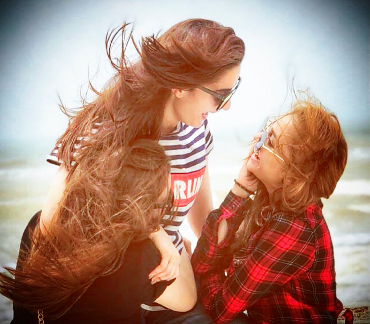 RatriRaySen's tweet photo. best friends z lyk a 4 leaf clover, hard to find, lucky to hav. As best friends w'll olways pick u up wen u fall, after finish laughing. 👭👭 https://t.co/bcxSSKnCVO