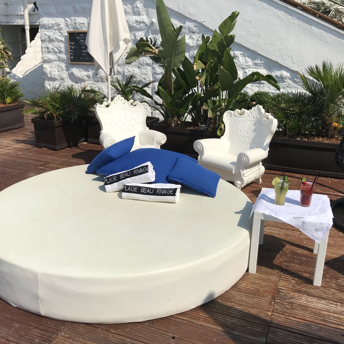 PlageBeauRivage's tweet photo. Se prélasser sur les #DoubleBeds de la Plage Beau Rivage Nice en sirotant votre boisson préférée..😍
☎️: 04 92 00 46 80
📍https://t.co/U0Pd2YlYZr
#Nice06 @VisitCotedazur @sortircotedazur https://t.co/W565RCNtgt
