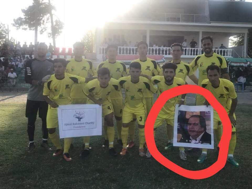 AfgFootball's tweet photo. در زیر عکس تیم شاهین آسمایی کابل، قبل از آغاز مسابقه در تاجیکستان می بینید که تصویر ریس فدراسیون فوتبال به نمایش گذاشته شده.
این بچه های با استعداد و قهرمان ما هنوز نمی دانند که ریس فدراسیون و تمام آن ها جز تباهی کاری نمیکنند! https://t.co/qAayvDzz5C