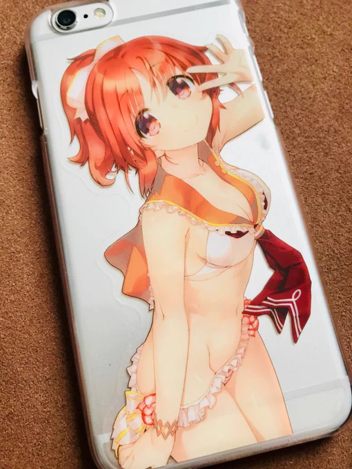 ケースに貼るのがいい感じ。直に貼るとリンゴが透ける…(;^ω^) 