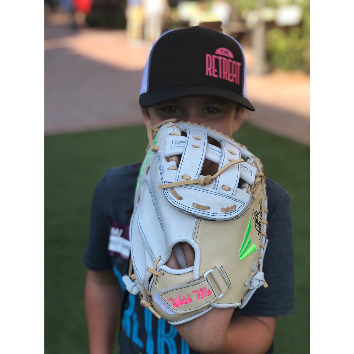 jen_schro's tweet photo. Surprised 180 catchers with custom catchers gloves today thanks to @EastonFastpitch // #JenSchroRetreat https://t.co/PvyCoXcWlr