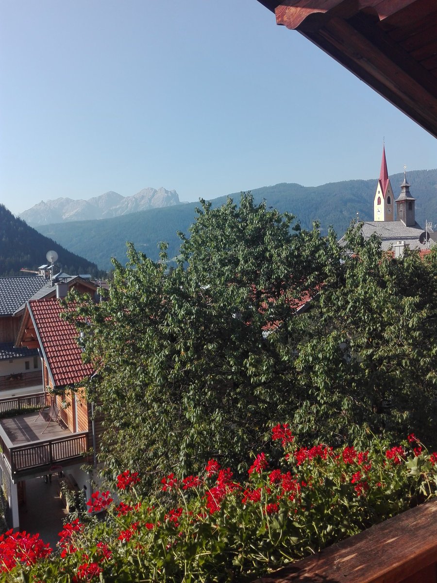 Amerigo74473502's tweet image. Alzarsi la mattina, affacciarsi dal terrazzo per respirare aria pura e nutrire gli occhi delle bellezze che la natura ci regala qui in #valpusteria #Buongiorno