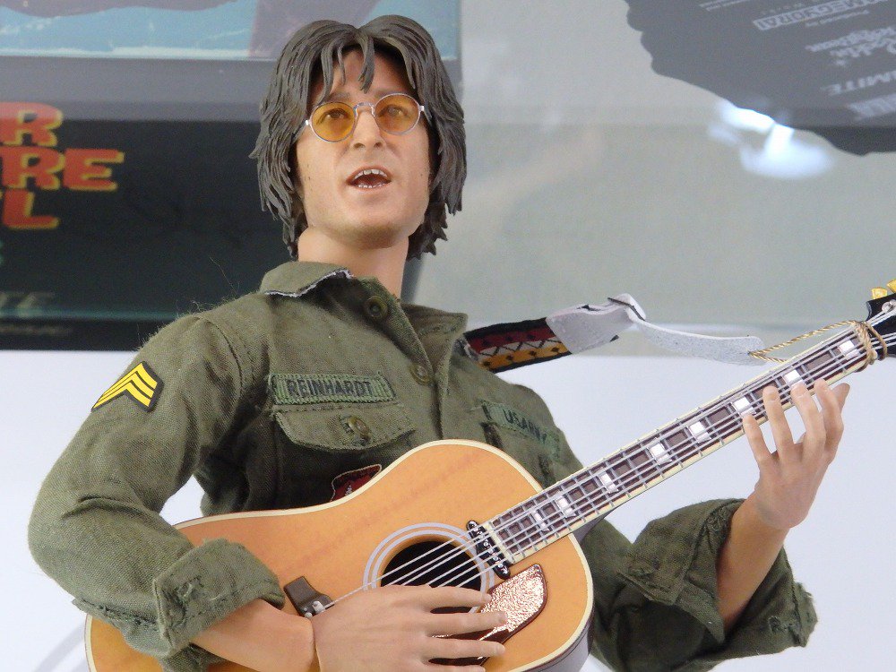 大宮店に展示中のモリキュール8『ジョン・レノン イマジン 1/6スケール