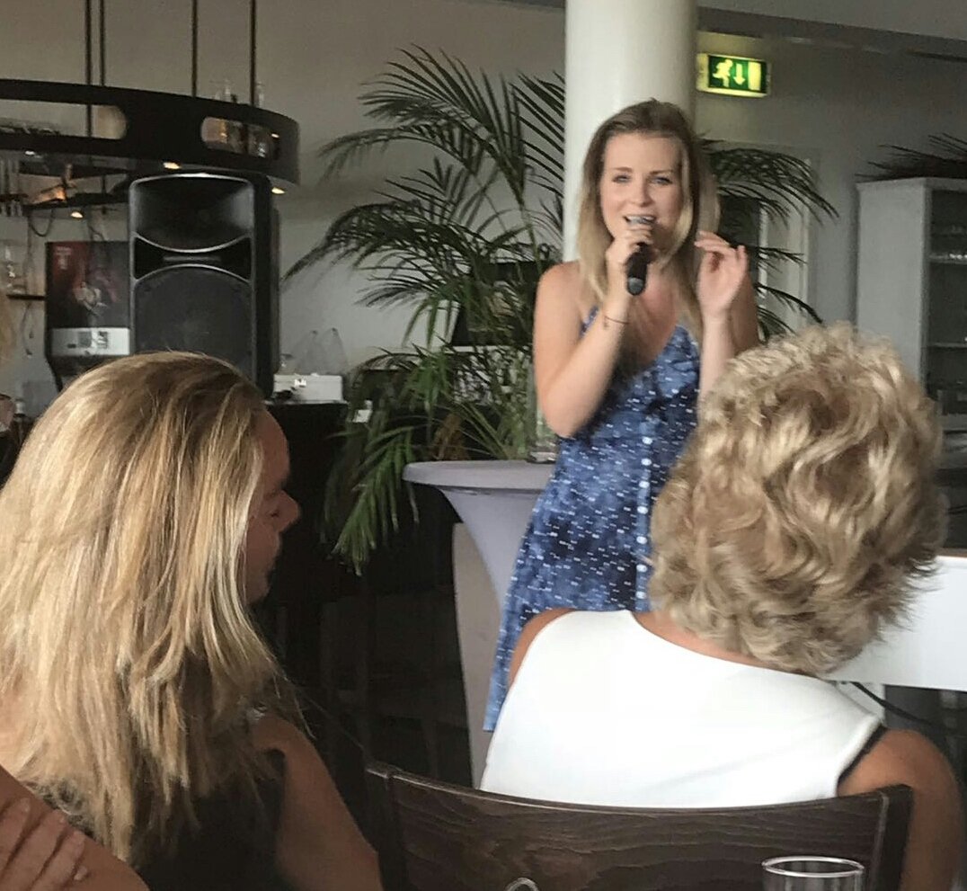 Als verrassing voor mijn moeder die 75 werd, een optreden gegeven van <a href="/JenniferEwbank4/">Jennifer Ewbank</a> Wat een aanrader is dat zeg! Beter en mooier kon niet! Kleenex was erbij #happytears En wat een mooi, lief mens💗 ontzettend bedankt <a href="/JenniferEwbank4/">Jennifer Ewbank</a> <a href="/EvensesNL/">Evenses</a>