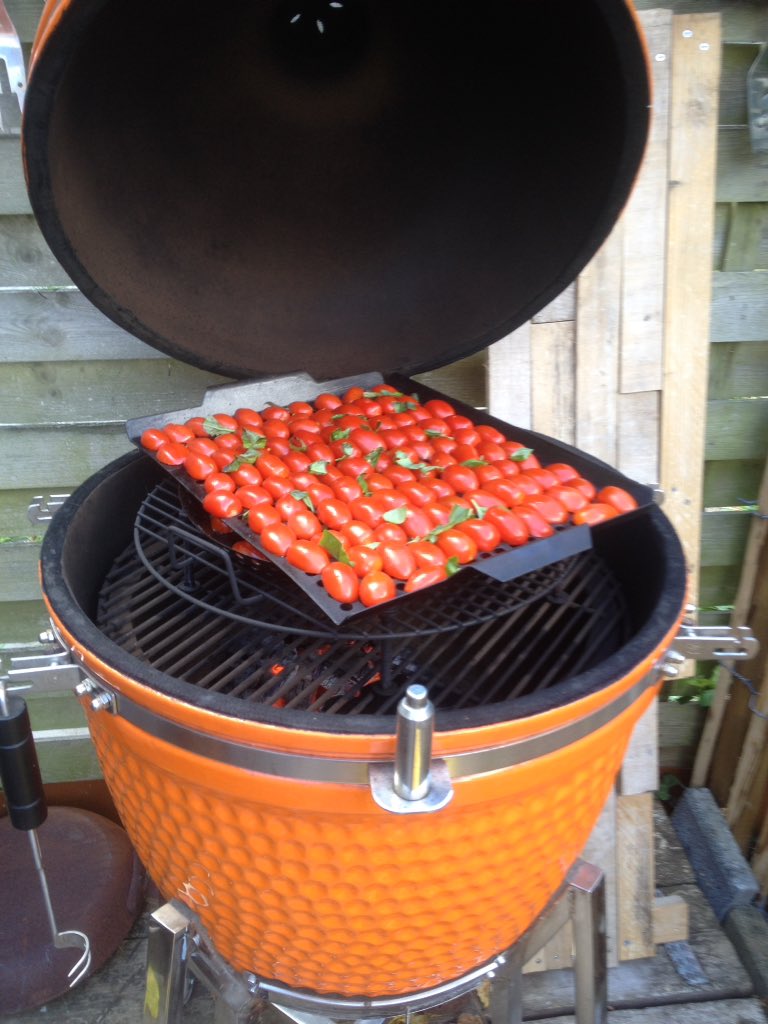#instock #tomatenhero  dag 2 verwerken van de heerlijke tomaten. Gisteren saus vandaag drogen in de barbecue