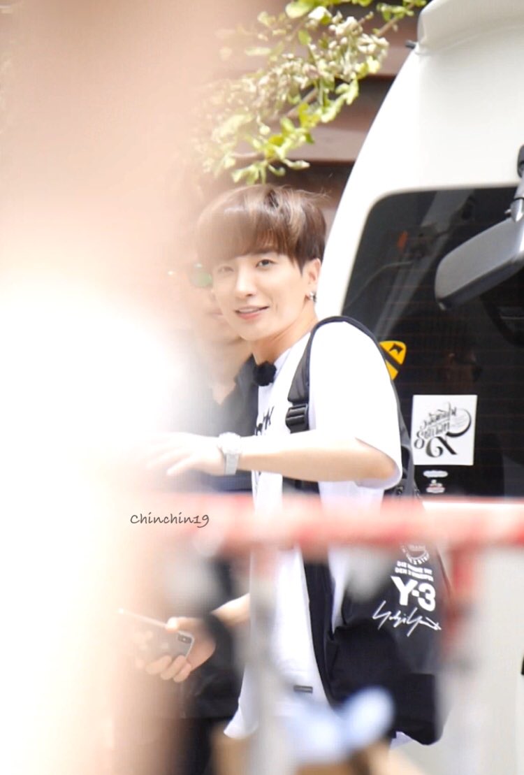 chinchin19's tweet photo. Thank you for coming... Take care @special1004 💕💕💕 

#SJxOShopping 
#LEETEUK #SuperJunior https://t.co/RR1ExsZRdZ