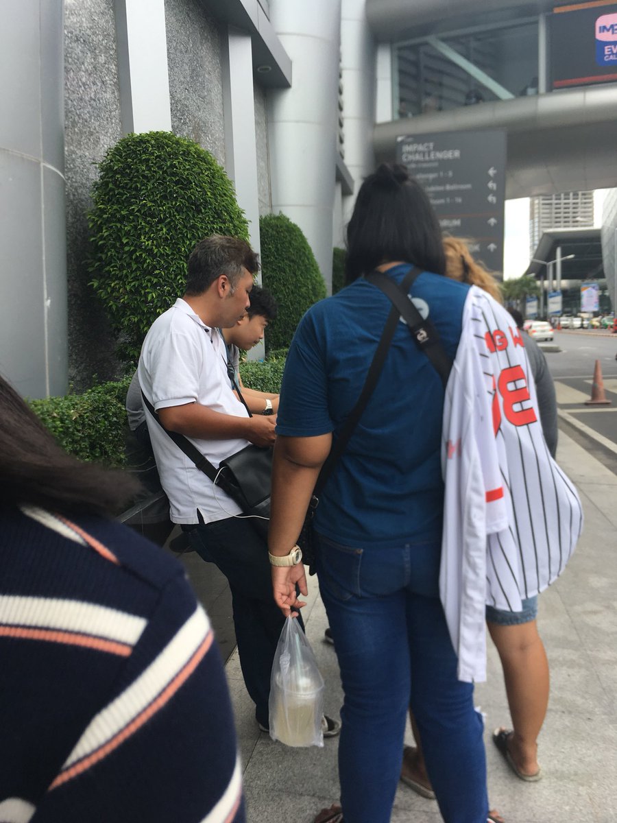 macnmood's tweet photo. ลุงพวกนี้ที่มาขายบัตรอัพนางยอมรับออกมาเองเลยนะคะว่าบัตร al 6500 นางกดบัตรมาขายอัพเป็น 23000 นะคะ อห เล่นกับความรู้สึกของแฟนคลับ มีคนกดบัตรไม่ได้แต่ลุงพวกนี้มีเป็นปึกเลยค่า อย่าไปซื้อนะคะ พวกเหี้ย #WannaOne1stWorldTourinBKK #WannaOne1TheWoldinBKK https://t.co/94UONtxpVW