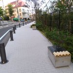 これは良いセンス!三菱鉛筆本社横のベンチが鉛筆の製造工程になってるｗ