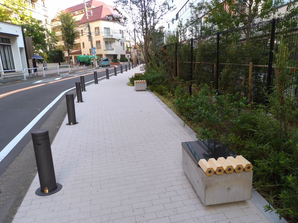 これは良いセンス！三菱鉛筆本社横のベンチが鉛筆の製造工程になってるｗ
