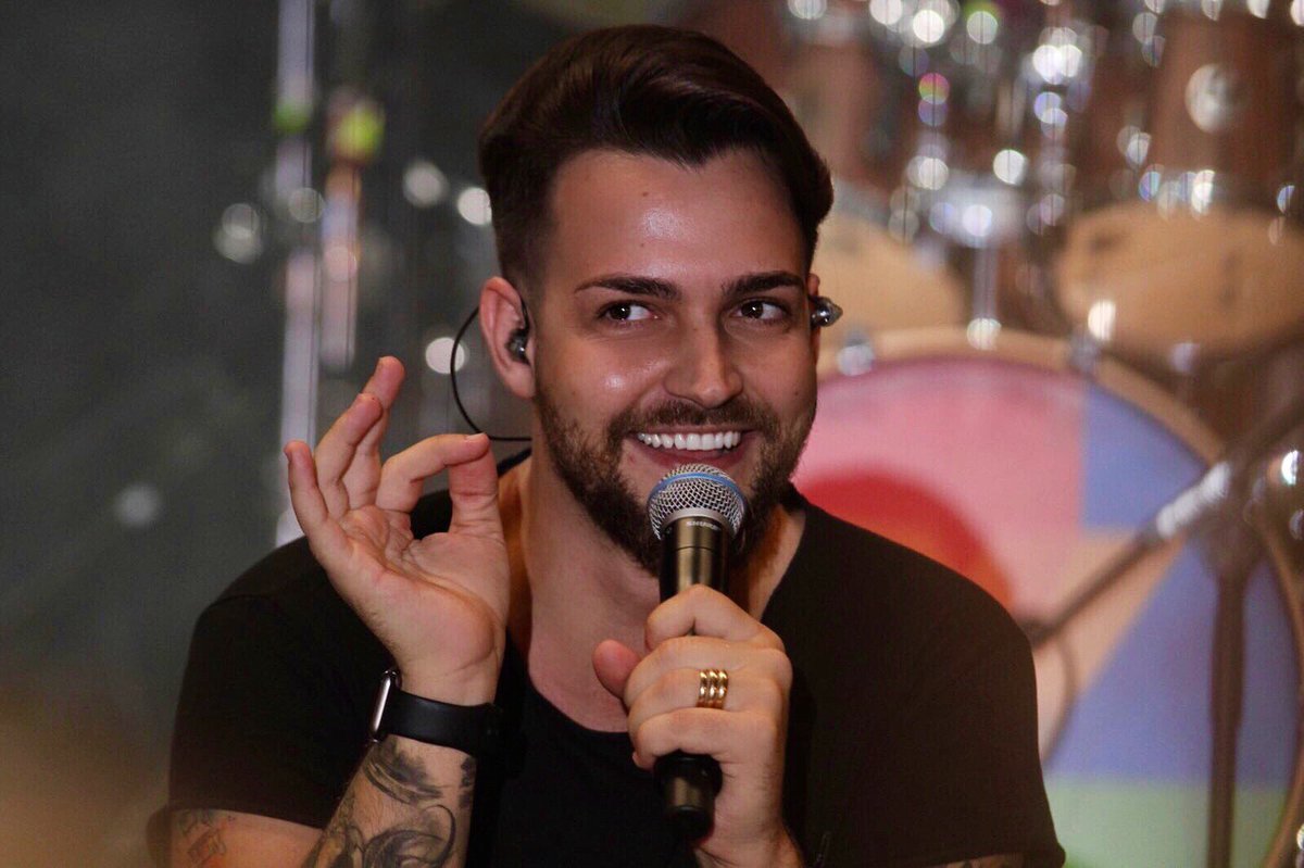 Valerio_Scanu's tweet photo. “Dipingerei i giorni di mille colori per avere il sorriso dentro e fuori” #buondì☀️ e grazie per ieri :) https://t.co/2SROAsNFjR