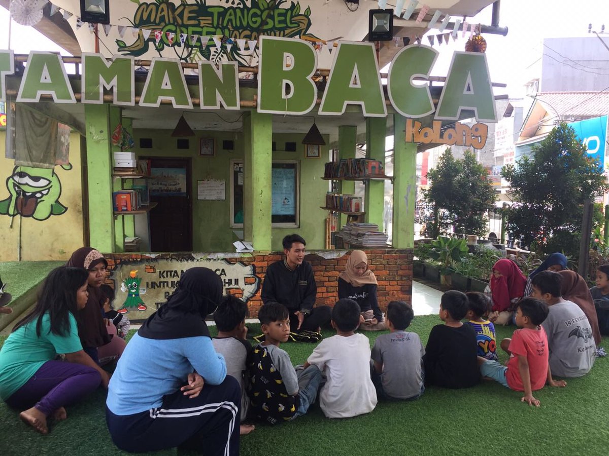 ProdiTarjamah's tweet photo. Salam Tarjim.
Budaya literasi harus diajarkan sejak dini, pagi tadi Miss dan Mass Tarjamah 2018 Tubagus Agnia dan Nurul Fadhilah mengajak anak anak sekitar Plaza ciputat untuk ngumpul bareng sambil membaca dan bercerita, tema yang diangkat pagi tadi adalah "Kemerdekaan Indonesia https://t.co/MUXcLes2jX