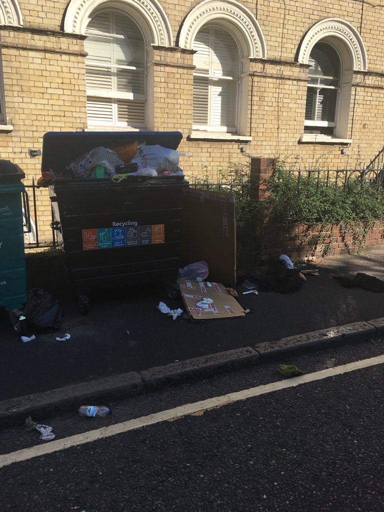 MovementRXLDN's tweet photo. @lb_southwark recycling bins, reported on Thursday 30 July and still nothing been done. https://t.co/qHNQXRoaSe