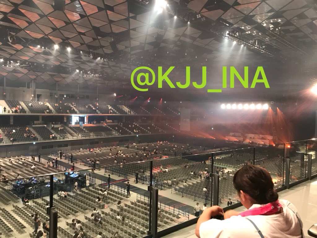 Mimin Rin is here 💃 

Tapi... Ga bisa live tweet update juga sih karena kemampuan bahasa Jepang baru 0.00001% 😅 

Kmaren JJ bilang bakal ada pengumuman penting, mari kita tunggu translate annya 😁