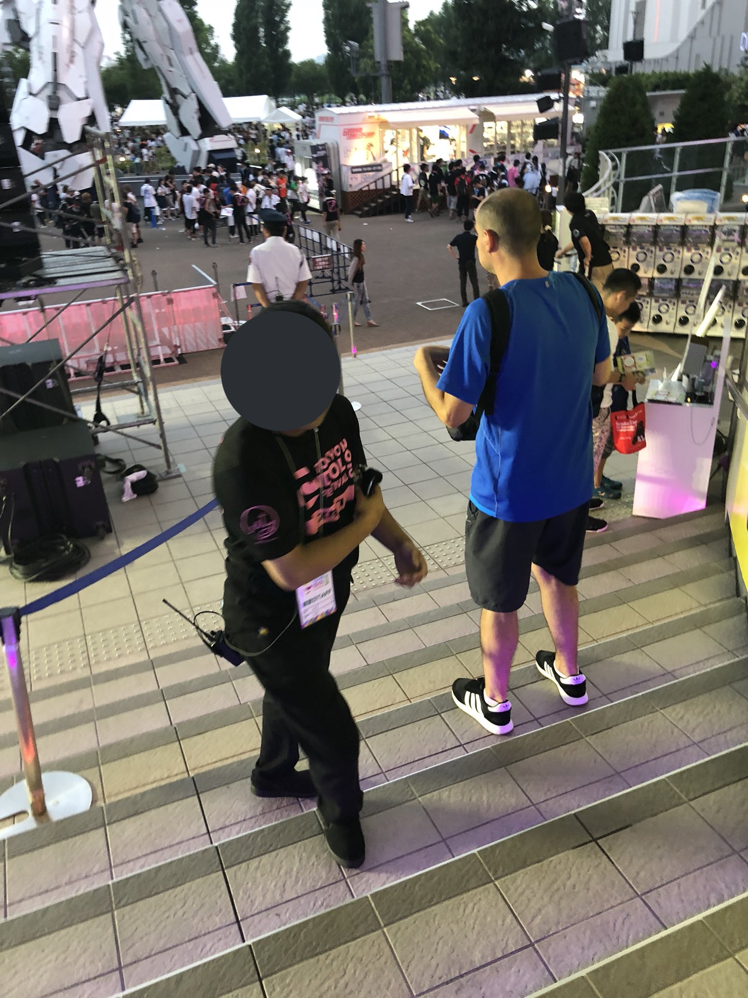 よっくん 今日までダイバーシティ東京フェスティバル広場 や近隣で行われてるアイドルイベント 昨日 既にイベント自体は終了した直後にも関わらず 実物大ユニコーンガンダムを撮影してた外国人に対しスタッフが撮影を止めさせてました イベント中であれ