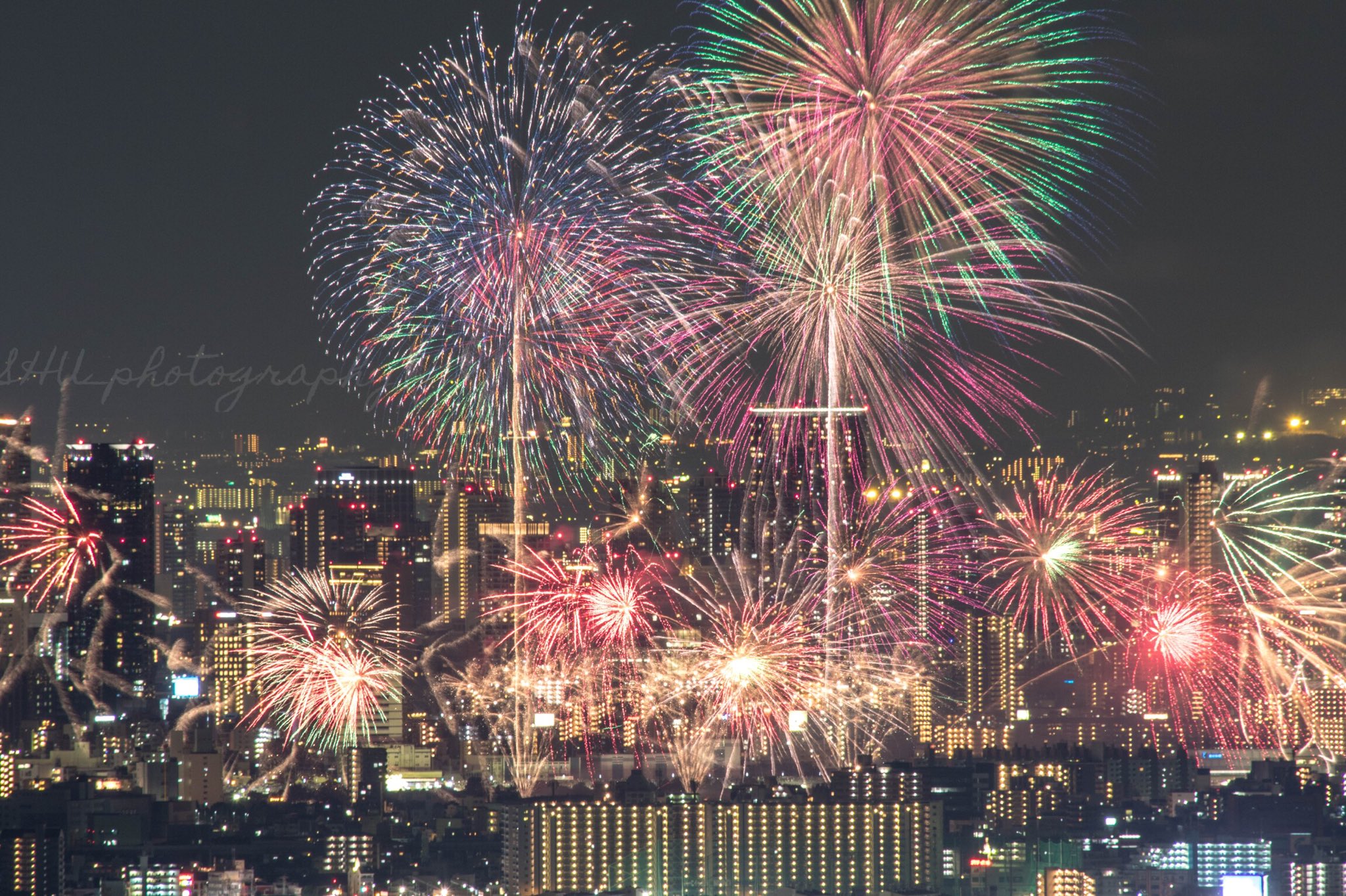 うに Shu なにわ淀川花火大会 約15キロ離れた所から超望遠で やっぱ夜景と花火の俯瞰が最高 大阪 東京カメラ部 淀川花火 T Co Ef7erirhcs Twitter