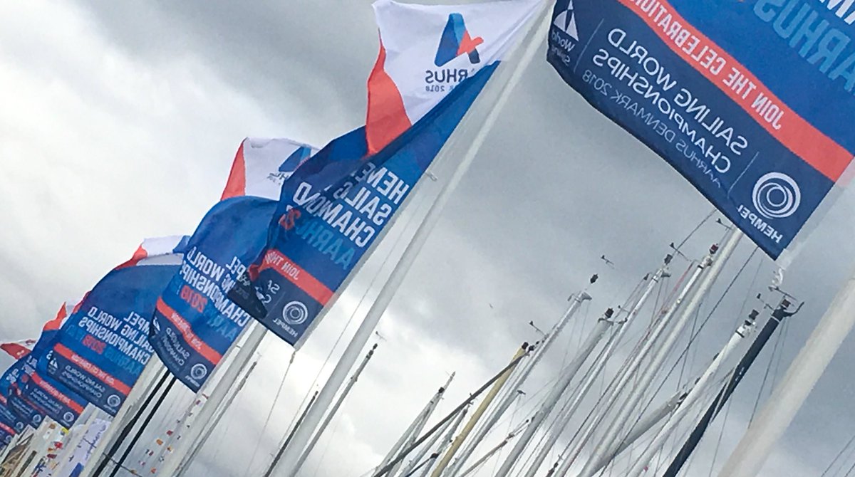 Søndag, VM dag 4.. STOR danskerdag i vente, 52 ud af 53 DK-sejlere skal på vandet. Tilmed i “danskervejr”, 10 m/s fra vest!