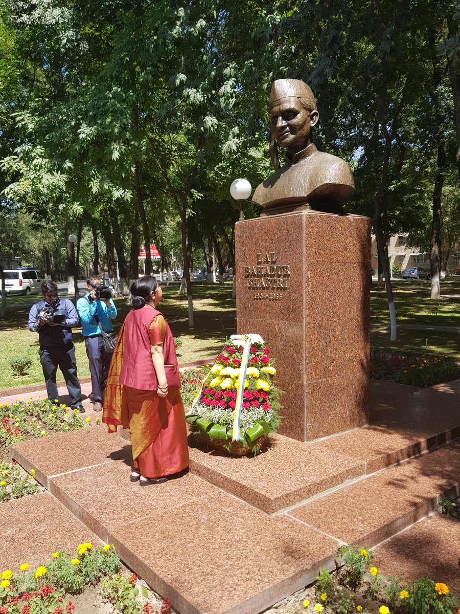 airnewsalerts's tweet photo. External Affairs Minister @SushmaSwaraj pays floral tributes to Lal Bahadur Shastri at his memorial in Uzbek capital, #Tashkent. https://t.co/Xx4A4mFcor