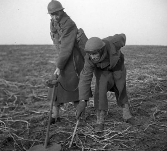 🤔 De l’Afghanistan au Sahel, je suis l'indispensable à tous les groupes de combat du génie, je suis indissociable de la silhouette du sapeur en ouverture d'itinéraire, je suis, je suis...❓
👉defense.gouv.fr/terre/actu-ter…