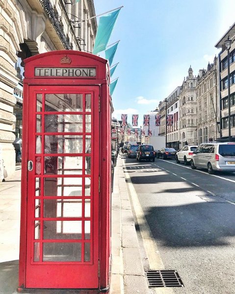 Did you know that the first telephone kiosk was released in 1920? However, it wasn’t until 1926 that the red kiosk design you recognise today came onto the streets! 🇬🇧 📸: @Alisinworldland