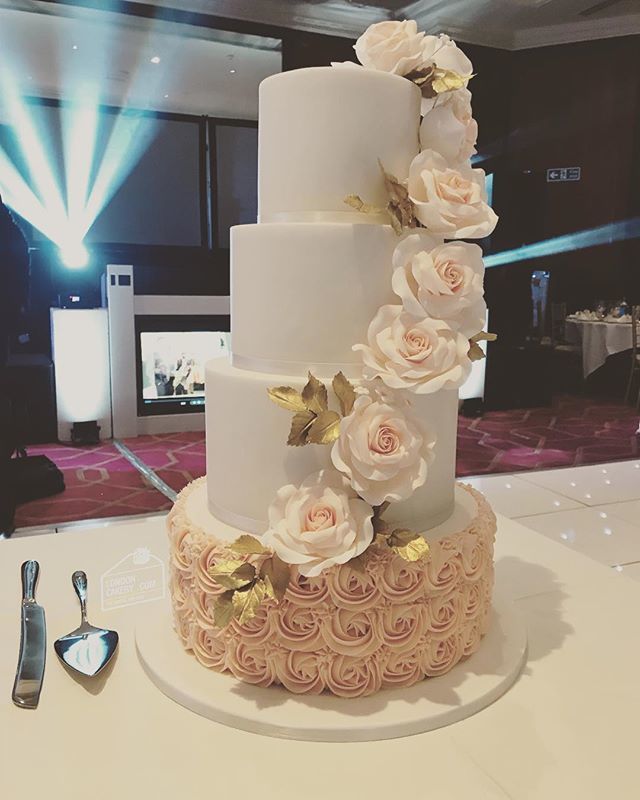Huge congratulations to our #weddingcouple who got #married #radissonbluheathrow @radissonblu #4tierweddingcake #weddingcake #sugarflowers #sugarroses #blush #indianwedding #asianwedding #2018wedding #bride #london #londoncakes #londoncakery #ruislip #sm… ift.tt/2AFs0on