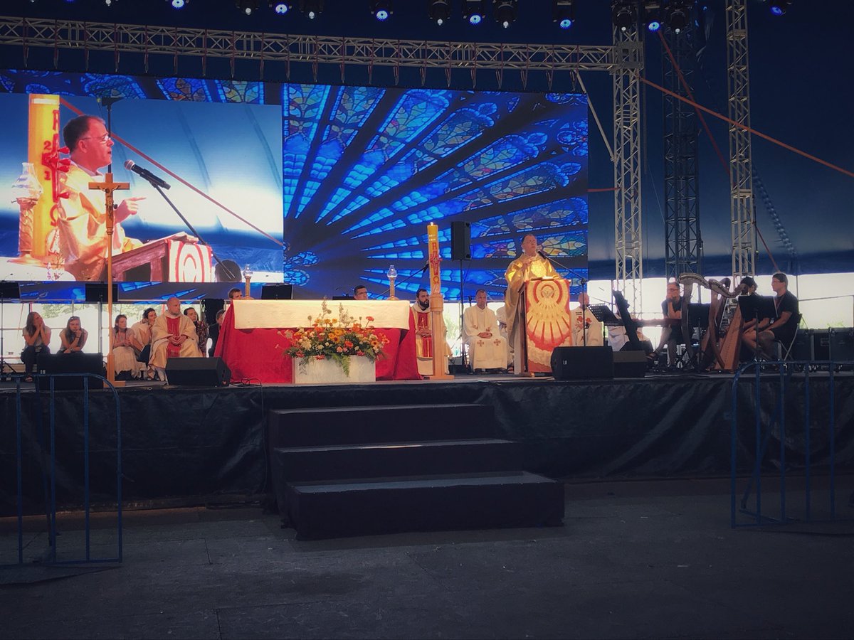 PrzystanekJesus's tweet photo. Ks #Godnarski:
„Chrystus nie może być podzielony, jeżeli my jesteśmy podzieleni jesteśmy zgorszeniem dla świata, jesteśmy zdezorientowani. Dlatego Chrystus stawia nas w 6 rozdziale Ewangelii Jana, gdzie pokazuje, że Jego Ciało ma być miejscem zjednoczenia.”
#PJ2018 https://t.co/QSbghw69im