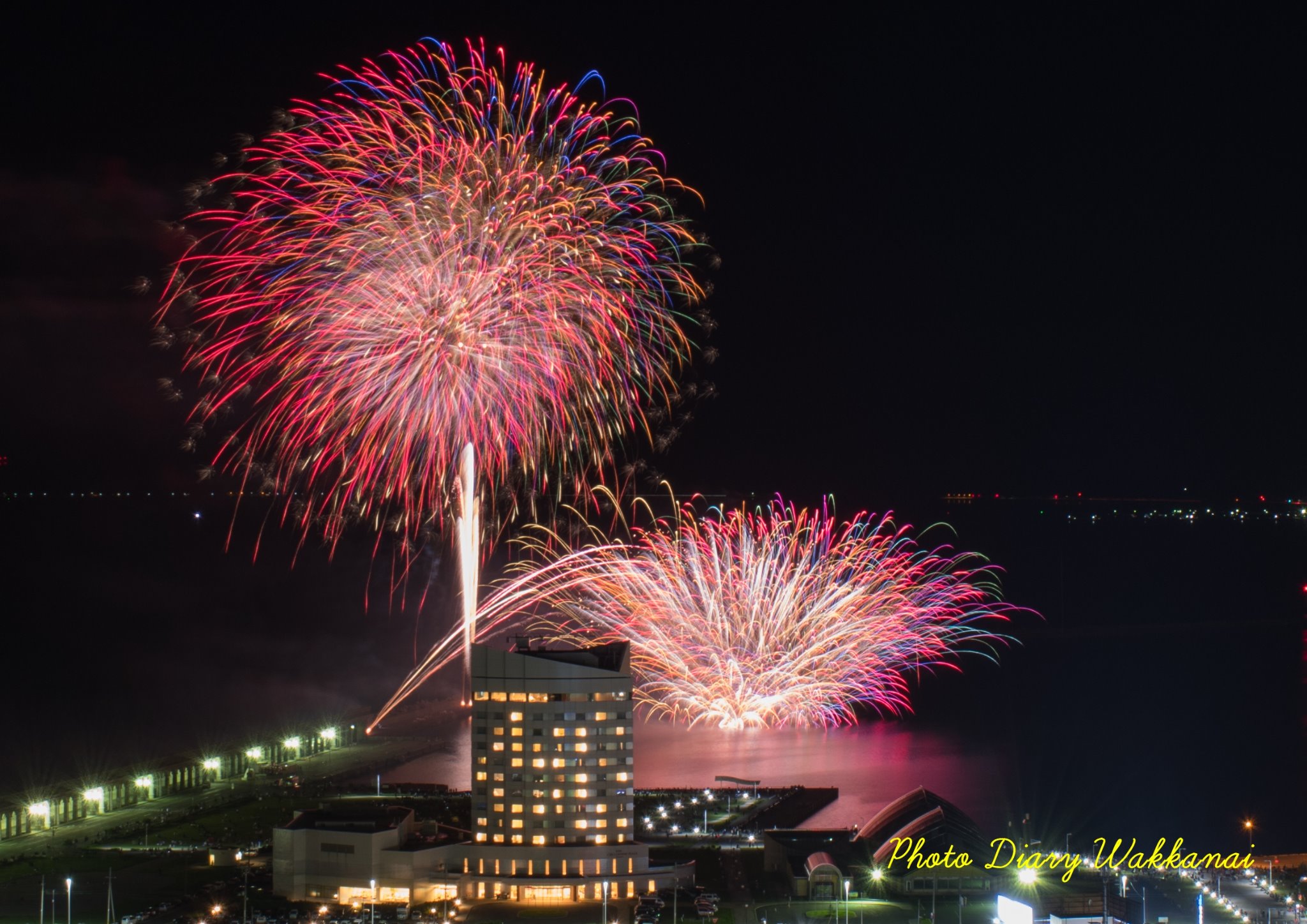 Photo Diary Wakkanai 今日は第58回稚内みなと南極まつり大花火大会が行われ フォト W ワッカ の仲間と一緒に撮影しました 旭川から出張で稚内に来られた方も一緒の場所で花火を見てました 今月いっぱい稚内におられるとの事なので 稚内を楽しんで頂け