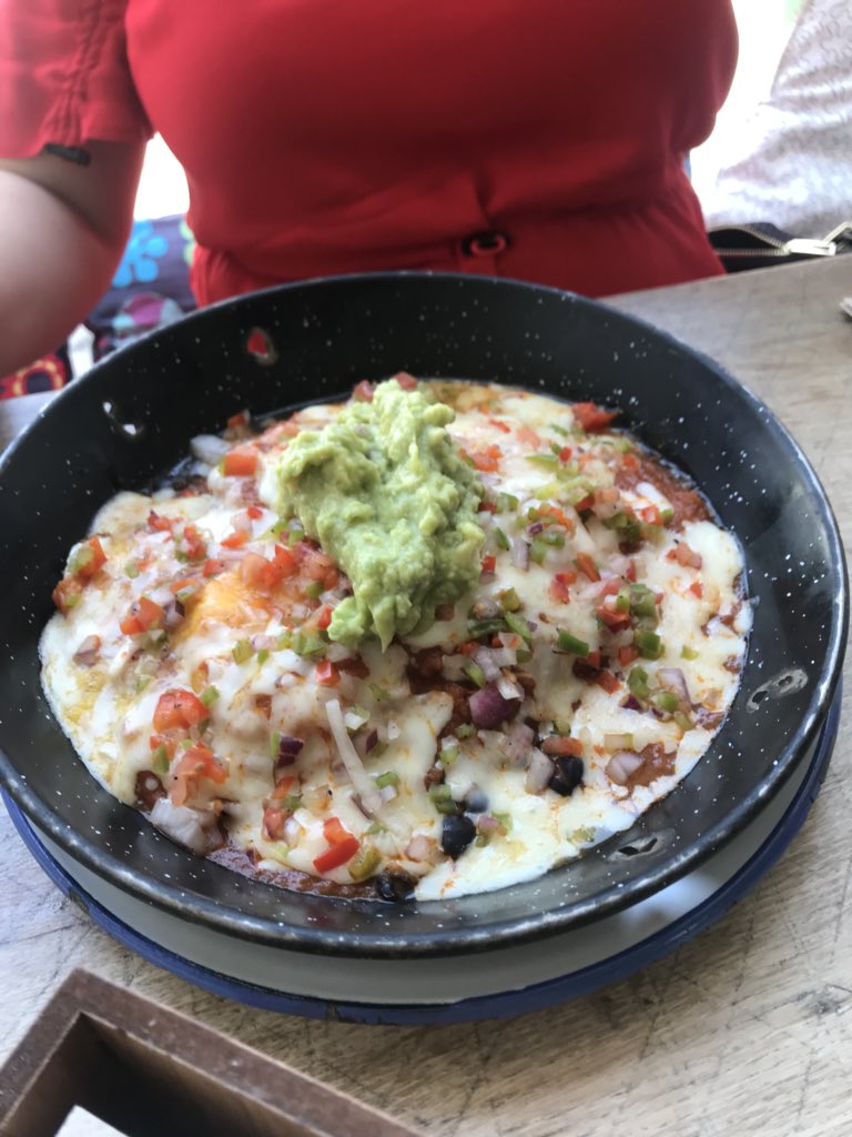 Muerte por Brunch en <a href="/RollMadrid/">Roll Madrid</a> . Todo excelente y riquísimo <a href="/lacasitalapona/">Bibi Ruiz</a> gintonic ya por favor.