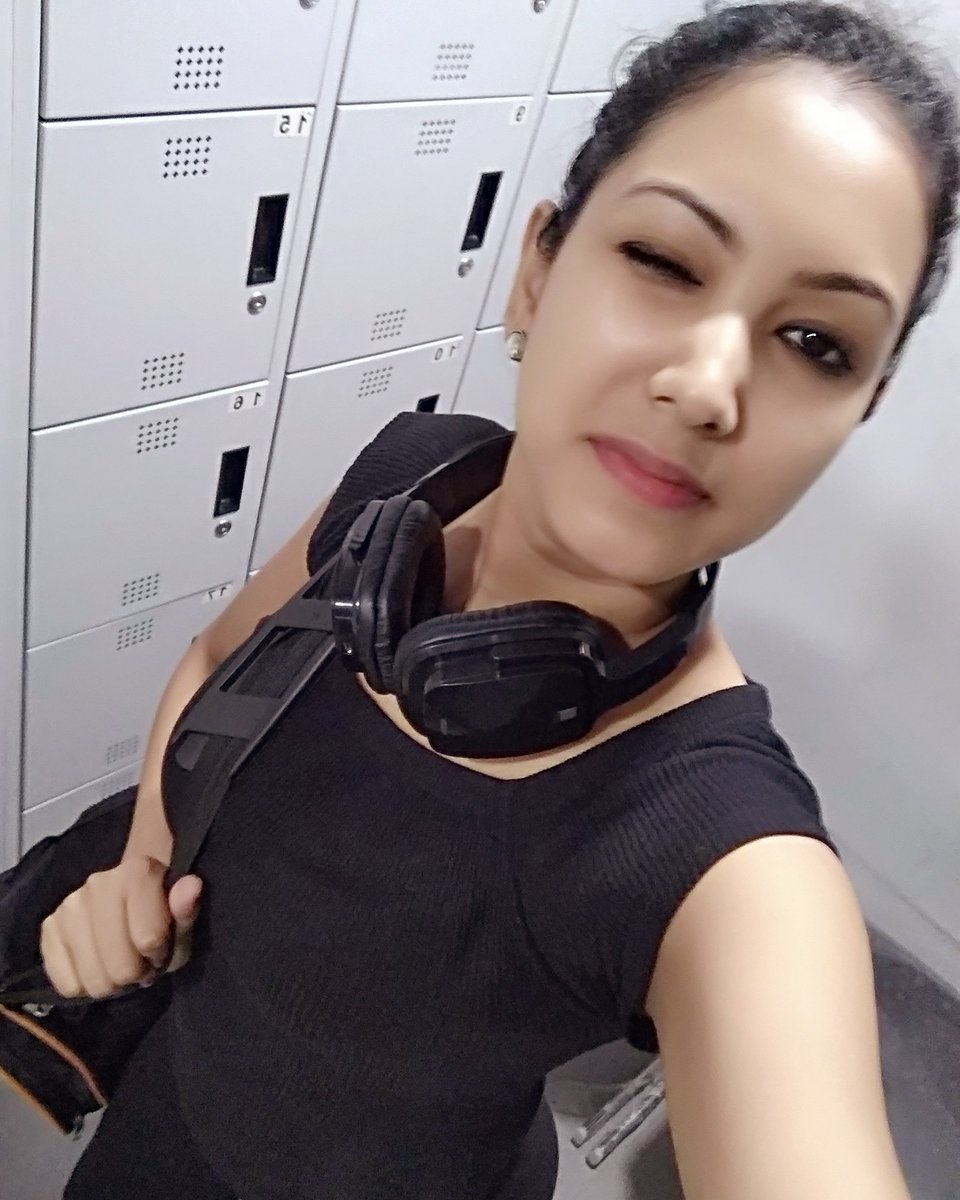 fitabulousmodel's tweet photo. Never allow someone to judge your humblenless as your weakness....๐คง๐
@bodybuildingcom
@bodypowerexpo
@gymsharkwomen
@gymaesthetic
@gymxapparel
#workoutselfies #asthetics #motivation #strengthgaining #stressedout https://t.co/HHHgDuqICp