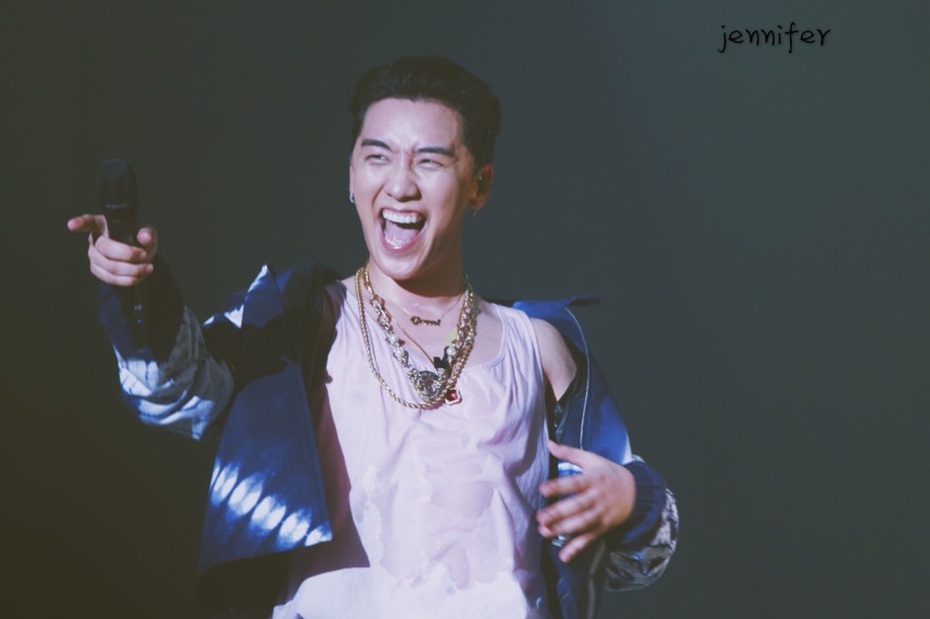 jenniferz_zgri's tweet photo. 20180805 THE GREAT SEUNGRI SOLO SEOUL CONCERT DAY 2
[HQ]

야바이....리??ㅋㅋㅋㅋㅋㅋㅋ🙈🙊

#승리 #seungri #THEGREATSEUNGRI https://t.co/jPqDu0f9q8