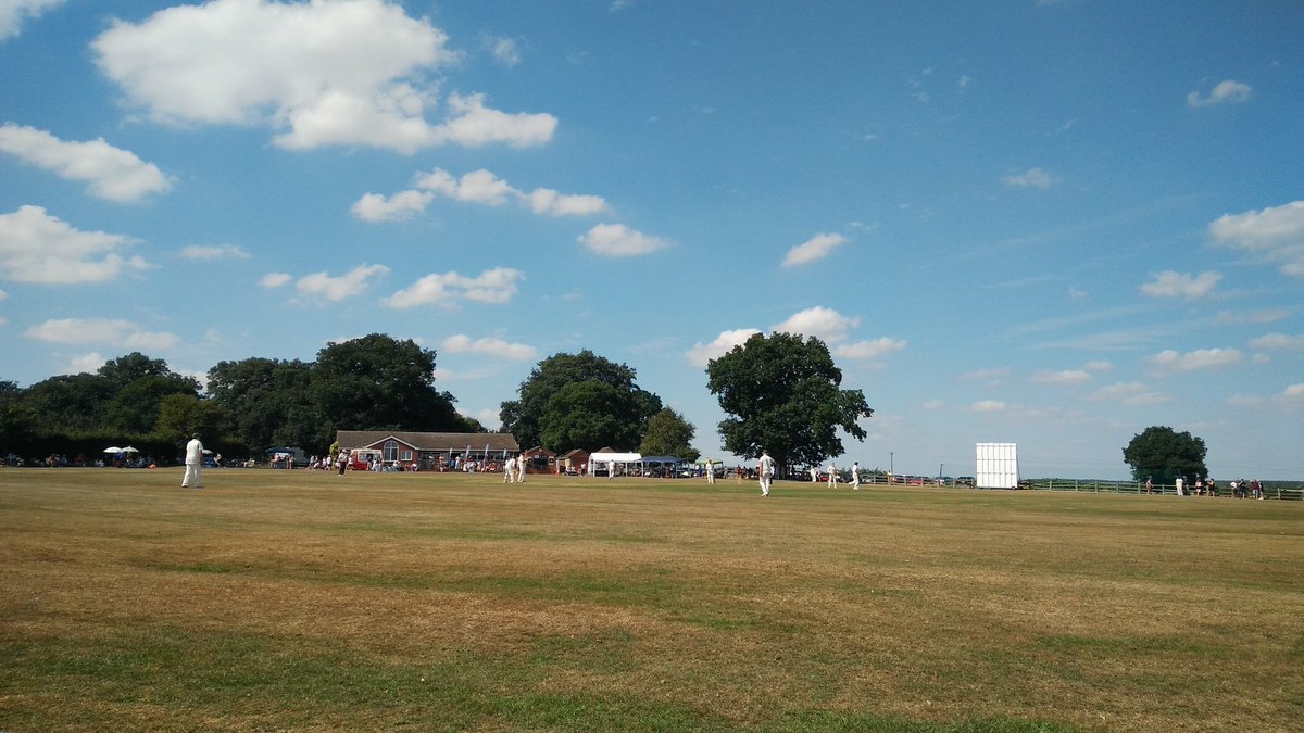 RobinHartley2's tweet photo. Day out I'm the sunshine. #NV18 #villagecricket #fillongley #Semifinal #villagelife https://t.co/E06xKYdA14