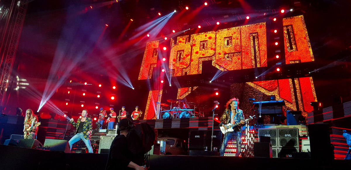 "Ei kukaan meistä voinut aavistaa, että rock'n'roll saalistaa, koko miehen repii irti juuristaan." #Popeda tykitti semmoisen rock'n'roll show kotikentällään, että ukkoskuurokin väisti suosiolla. 🤟💪 <a href="/CostiPopeda/">Costi Hautamäki</a> #ratina #tampere #hommatisolla #40vuottajasikana