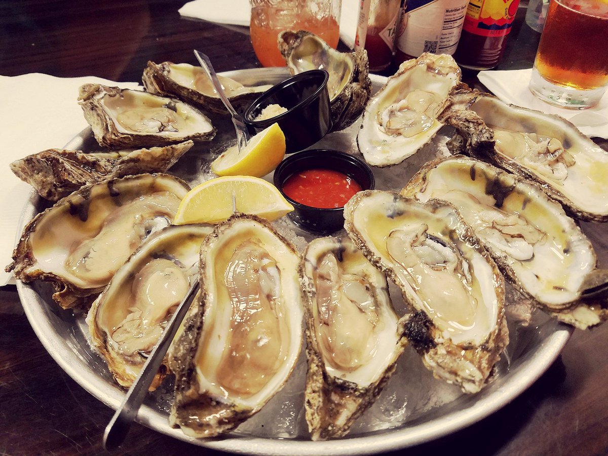 BitesnBuzz's tweet photo. Have you ever seen anything more mesmerizing than a plate of #Alabama #Oysters from #BonSecour #AL on #NationalOysterDay? @ALSeafood https://t.co/hprQiNBiKk