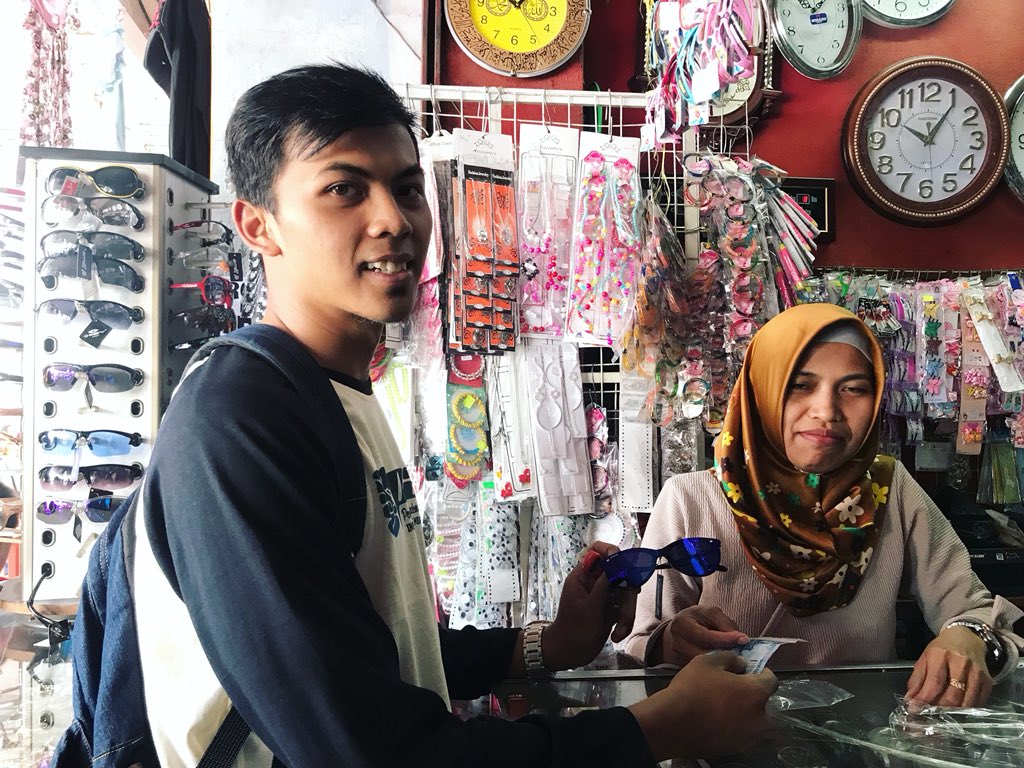 Ahsanul06550564's tweet photo. @demaiainsatiga @Kemendag  @iain_salatiga @mejeeha
#iainsalatiga #demaiainsalatiga #pbakiainsalatiga2018 #pasartradisional #akucintaproduklokal #kolomfebi https://t.co/IIwpnQRiCR