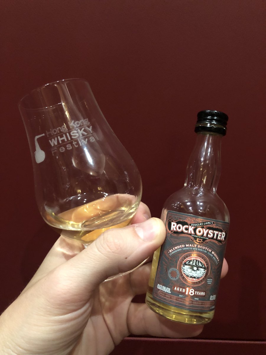 TimeforWhisky's tweet image. Next up - @DLaingWhisky Rock Oyster 18yo, also 46.8% and NCF, a blend of Malts from Arran, Jura, Orkney and #Islay. #ItsDramTime #GreatDrams #RockOyster @GreatDrams