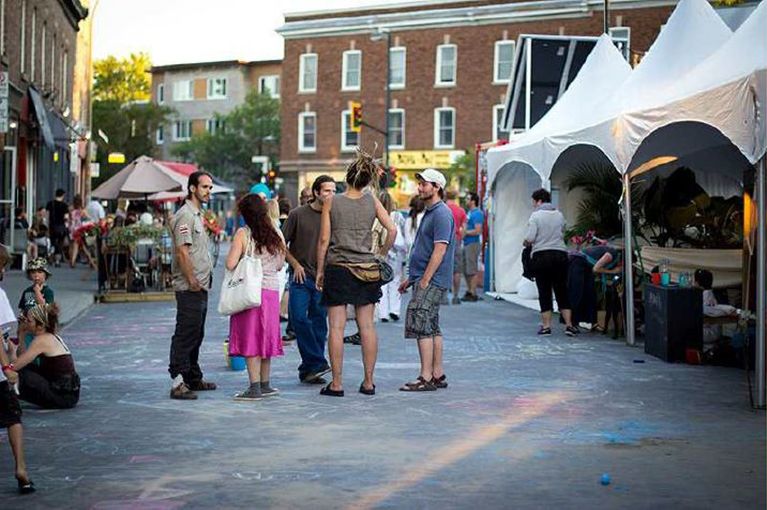 grescoe's tweet image. I'm loving the new ad campaign for #Montreal's ever-growing complex of pedestrian streets: "Flânage Obligatoire."
i.e.: "Loitering Mandatory."
Great subversion of the old "No Loitering" approach to North American public space.
buff.ly/2Kz00CA