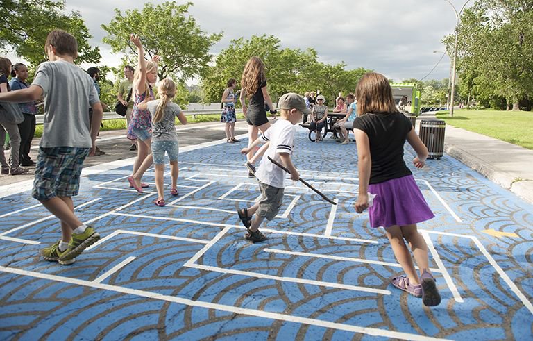 grescoe's tweet image. I'm loving the new ad campaign for #Montreal's ever-growing complex of pedestrian streets: "Flânage Obligatoire."
i.e.: "Loitering Mandatory."
Great subversion of the old "No Loitering" approach to North American public space.
buff.ly/2Kz00CA