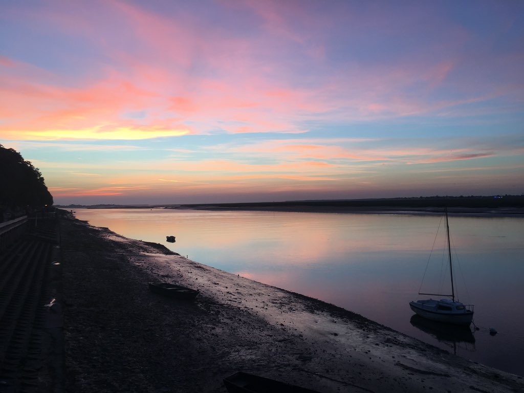 AimerBaie's tweet photo. #saintvalerysursomme #baiedesomme #picardie #sunset #coucherdesoleil https://t.co/81pNYHDUSf