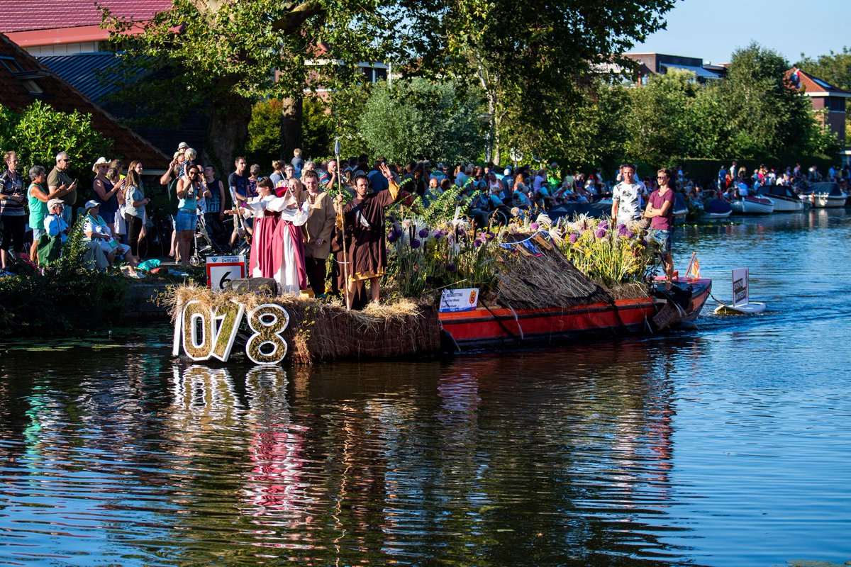 VarendCorso's tweet image. De hut is een reconstructie van de nederzetting zoals het op het archeologisch erf in de Broekpolder in Vlaardingen staat. De oven en het visnet o.a. tonen hoe de boer en boerin eten aan het bereiden zijn omringd door het polder landschap. #boot6 @AntiPesto #varendcorso