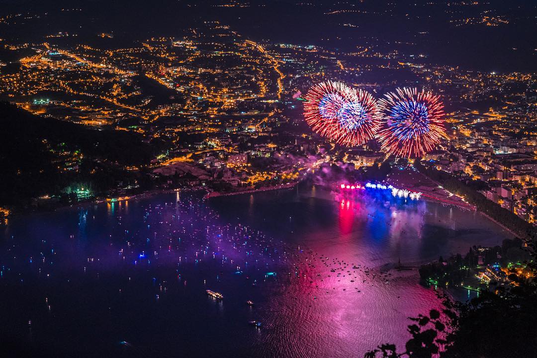 Lac_Annecy's tweet image. Une #Fetedulac #Annecy sublime ! Des étoiles plein les yeux ✨ ! Partagez vos photos avec #ILakeAnnecy - Crédit photo : louisette.en.goguette /  ml_g / khloesbd / atravelingphysio via Instagram - Merciiii de nous faire briller les YEUX !