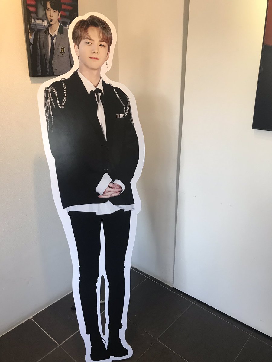 tbztori's tweet photo. 킹갓 어쩌고 훈브 선생님께서 만들어주신 좋은 공간에서 킹 갓 어쩌고 존잘 영훈이를 실컷 보고 좋은 시간 만들어주셔서 감사합니다 ><💗 여기 갔다와서 제 시력 몽골인 뺨치게 되었어요😎 더우신데 고생 많으셨구 ㅠㅠ 좋은 시간 좋은 공간 감사합니다(*•̀ᴗ•́*)و ̑̑ #ROOT64 @hooneybread_E https://t.co/oHn00xNMiU