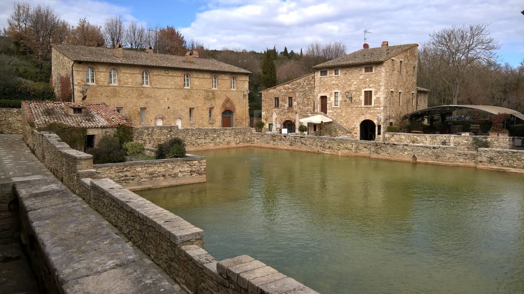 MyTakeIt's tweet photo. #BagnoVignoni nel cuore della #Toscana nella #ValdOrcia un luogo senza #tempo immergiti nelle sue #acquetermali utilizzate fin dall' #epocaromana per saperne di più leggi il nostro articolo: https://t.co/PbIHj5ClTi https://t.co/M1e3oOMug8