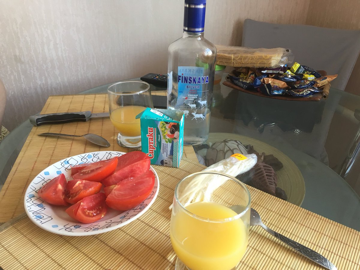vyguzovaaa's tweet photo. Красиво жить не запретишь. Шик, блеск, культурно выпиваем в 2 часа дня https://t.co/18vQSJjLfW