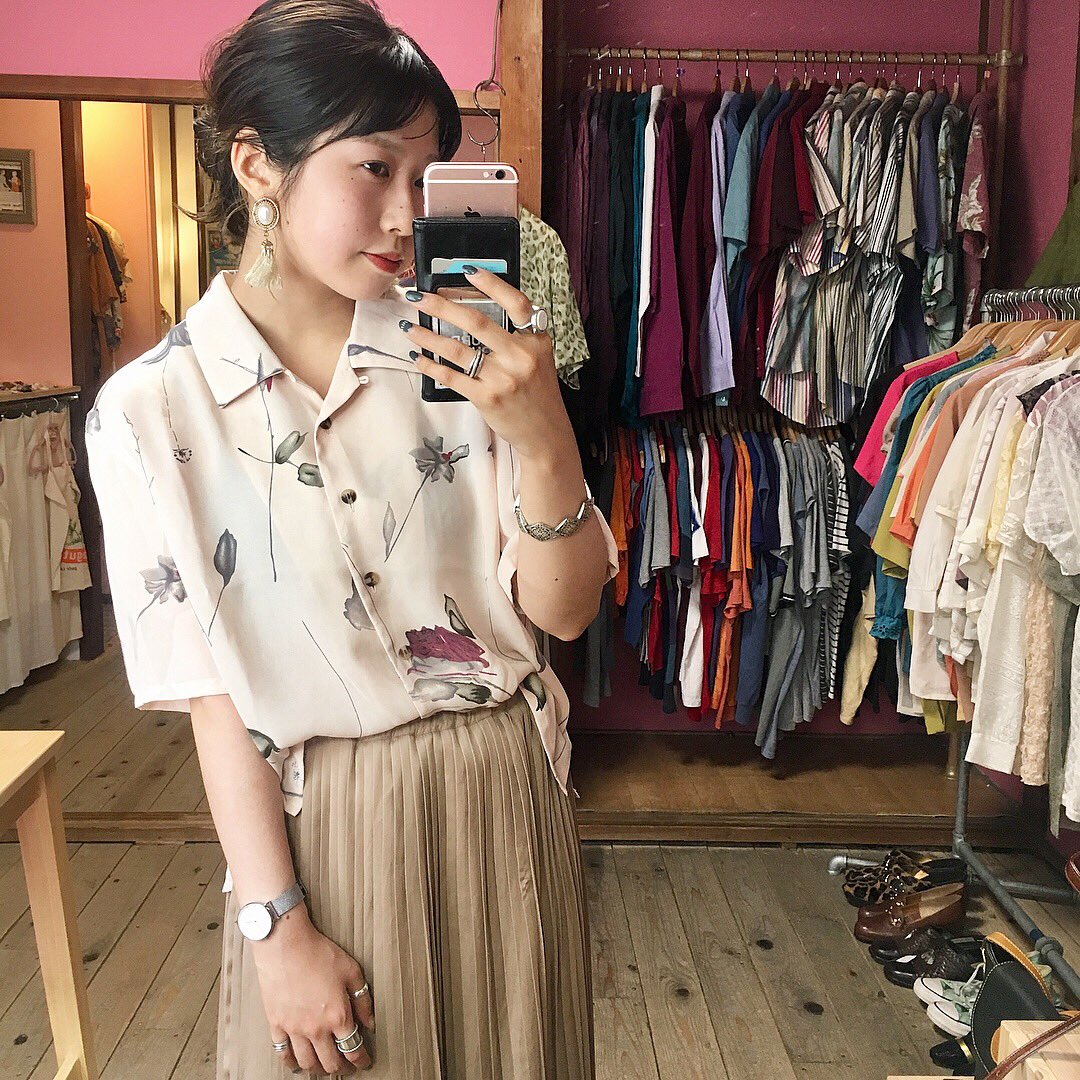 new ♥️♥️♥️
明日入荷item 《柄シャツ》
.
1枚で着ても、
ウエストマークにベルトを
巻いても可愛いです…♡
是非店頭でお試しください🐆
.
.
#spia #レディース #中崎町
#古着屋 #used #柄シャツ