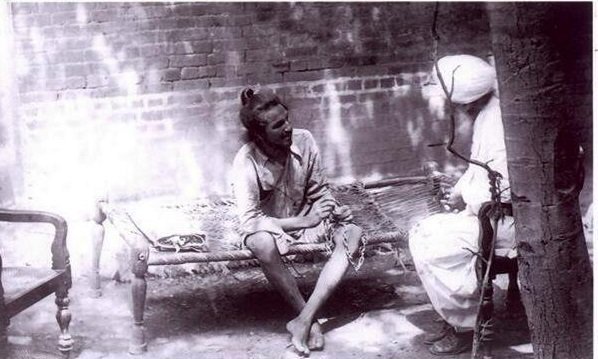 IndiaHistorypic's tweet image. Bhagat Singh Under Arrest at Lahore Railway Police Station  #AzaadiKiNishaniyan