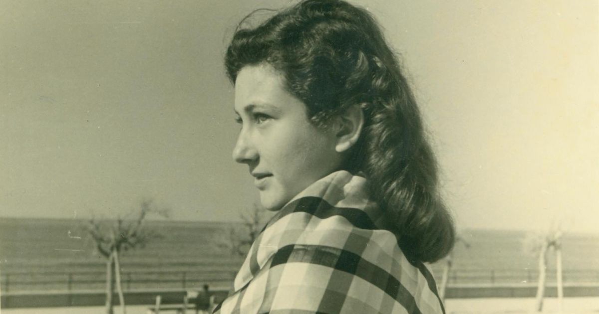 NeilSilberman's tweet image. Kafkaesque: Eva Hoffee, original heiress of Kafka letters forced to give them to Israel’s national library, dies at 85 bit.ly/2LX7PHP