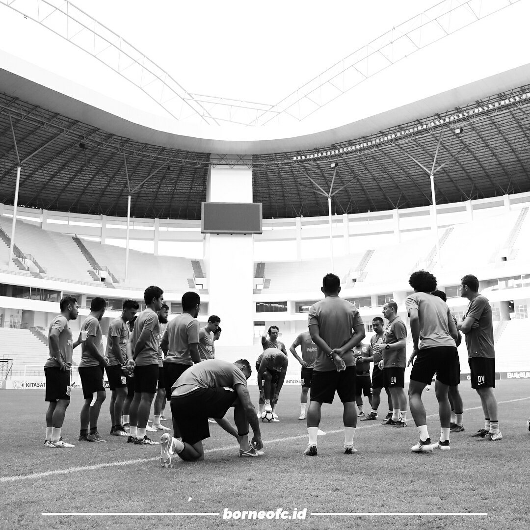 BorneoSMR's tweet photo. Borneo FC official training. Pesut Etam is Ready! 💪🏼🔥
__
#DerbyMahakam #Demikejayaanamarinda #JayalahPesutEtam #GojekLiga1 #BorneoFC #BRNEOvMTRA https://t.co/aqp3Q8tlbG